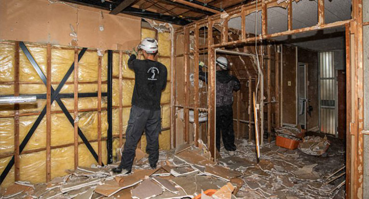 室内の解体開始。分別処理のため天井や壁材などは剥がしておく